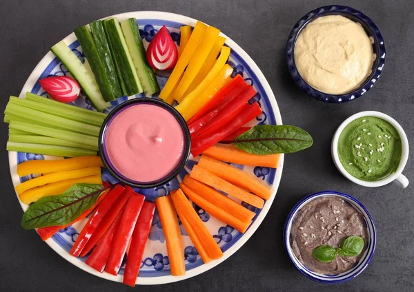 Grönsaker och humus. — Stockfoto