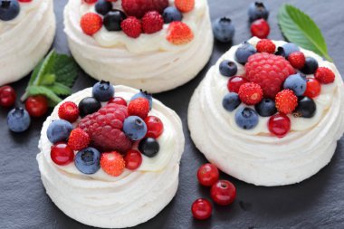 kremalı çilek ile.