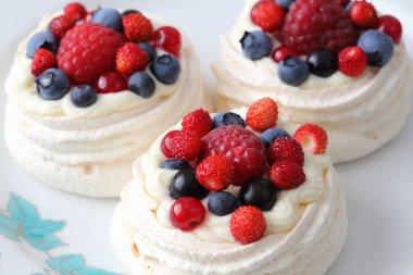 kremalı çilek ile.