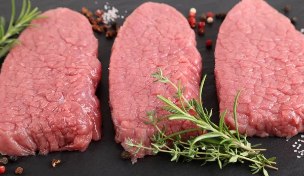 Steaky z hovězí svíčkové. — Stock fotografie