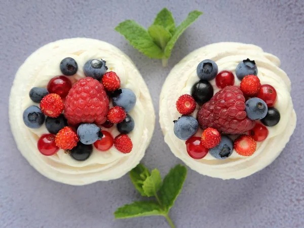 Meringue with berries. — Stock Photo, Image