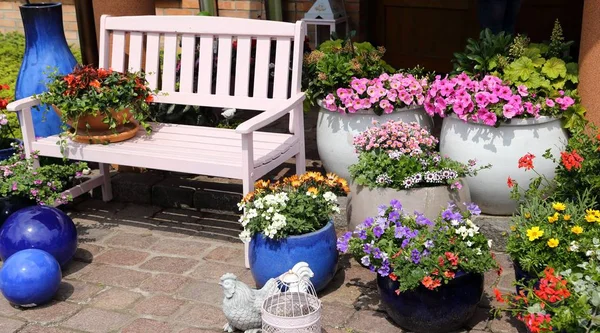 Decoraciones de jardín . Fotos De Stock Sin Royalties Gratis