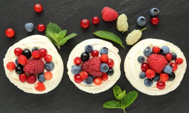 kremalı çilek ile.