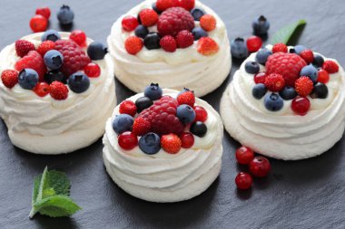 kremalı çilek ile.