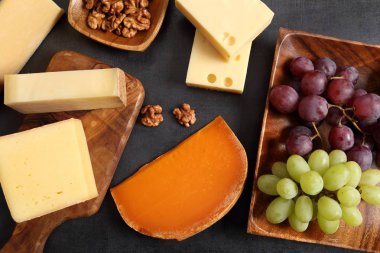 Peynir ve diğer atıştırmalıklar.