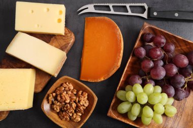 Peynir ve diğer atıştırmalıklar.