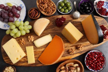 Peynir ve diğer atıştırmalıklar.