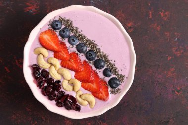 Yaban mersini çilek smoothie kase.