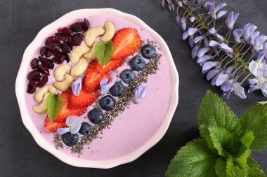 Yaban mersini çilek smoothie kase.