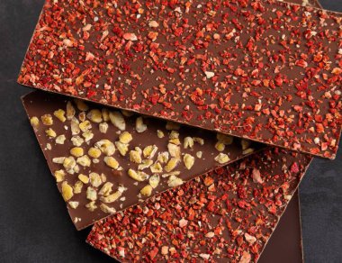 Fındık ve meyve ile çikolata.