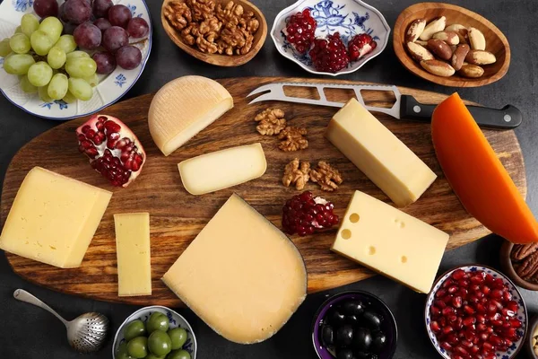 Queso y otros aperitivos . Imágenes De Stock Sin Royalties Gratis