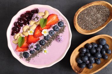 Yaban mersini çilek smoothie kase.