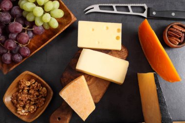 Peynir ve diğer atıştırmalıklar.