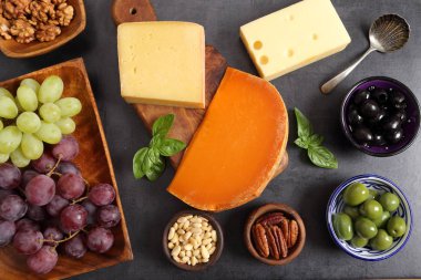 Peynir ve diğer atıştırmalıklar.