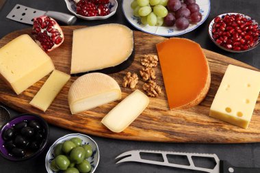 Peynir ve diğer atıştırmalıklar.