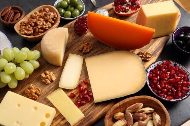 Peynir ve diğer atıştırmalıklar.