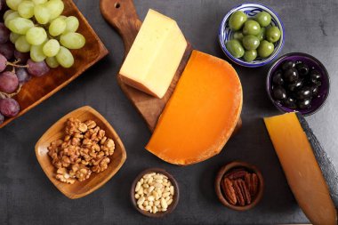 Peynir ve diğer atıştırmalıklar.