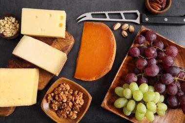 Peynir ve diğer atıştırmalıklar.