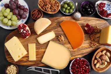 Peynir ve diğer atıştırmalıklar.