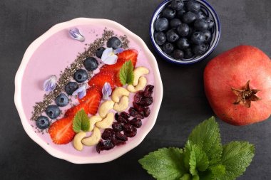 Yaban mersini çilek smoothie kase.