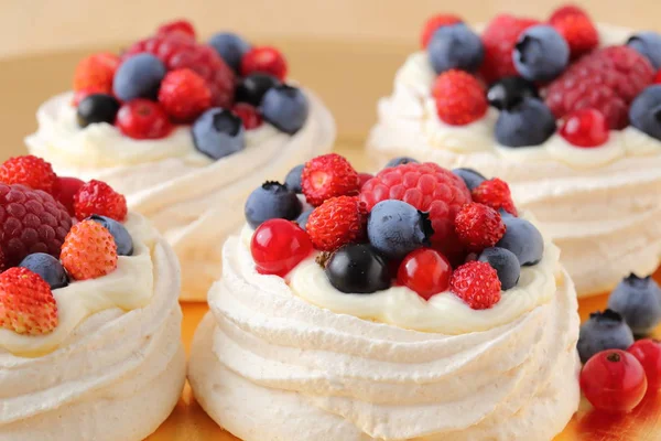 Meringue with berries. — Stock Photo, Image