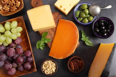 Peynir ve diğer atıştırmalıklar.