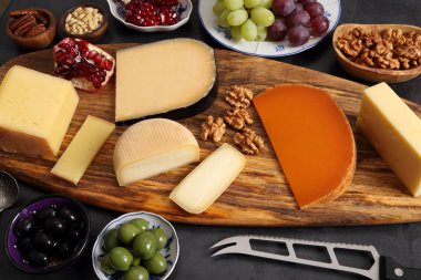 Peynir ve diğer atıştırmalıklar.