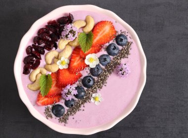 Yaban mersini çilek smoothie kase.