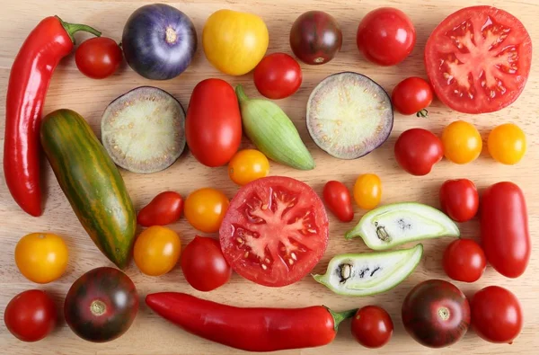 Tomates, pimentos e tomatillo . — Fotografia de Stock