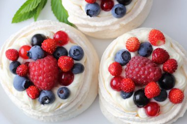 kremalı çilek ile.