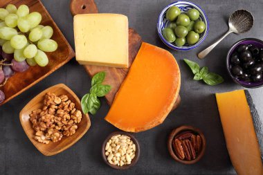 Peynir ve diğer atıştırmalıklar.