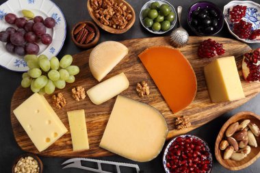 Peynir ve diğer atıştırmalıklar.