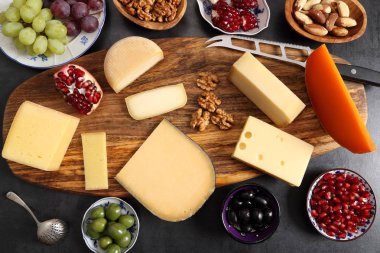 Peynir ve diğer atıştırmalıklar.