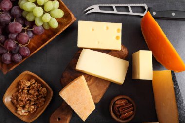 Peynir ve diğer atıştırmalıklar.