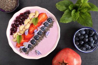 Yaban mersini çilek smoothie kase.