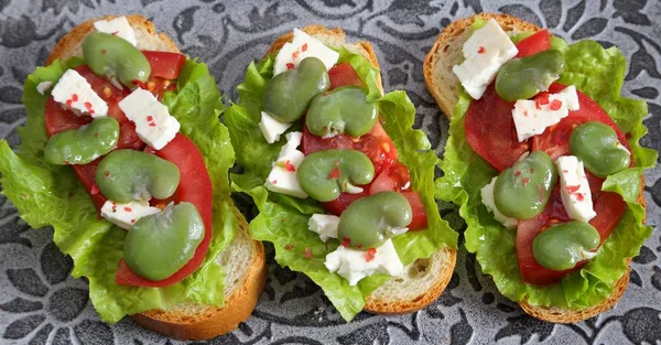 Sandwiches  with broad bean. — Stock Photo, Image