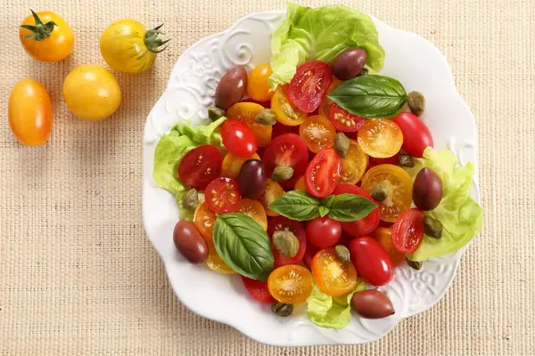 Sallad av färgglada tomater. — Stockfoto