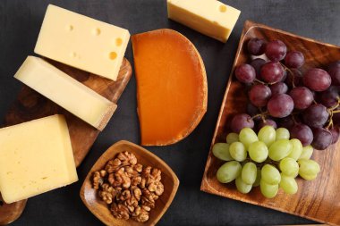 Peynir ve diğer atıştırmalıklar.