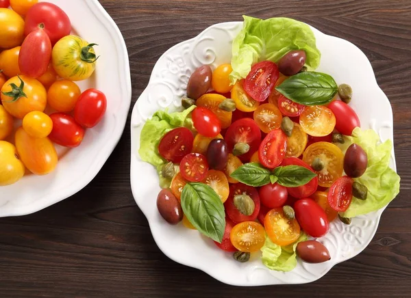 Sallad av färgglada tomater. — Stockfoto