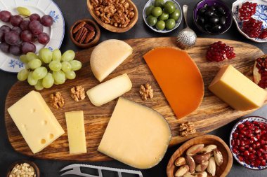 Peynir ve diğer atıştırmalıklar.