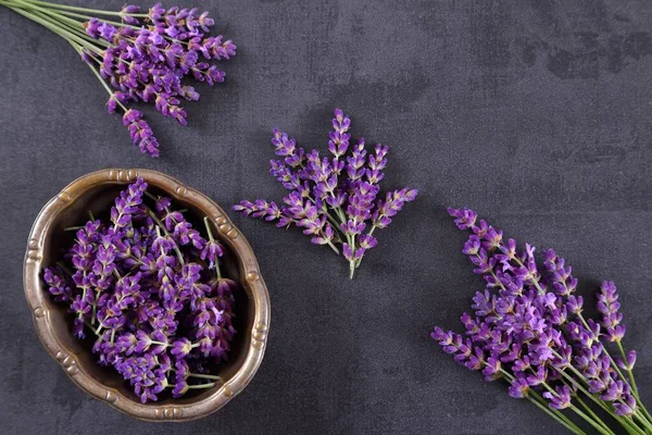 Buquê Lavanda Sobre Fundo Preto Vista Superior Depósito Plano — Fotografia de Stock