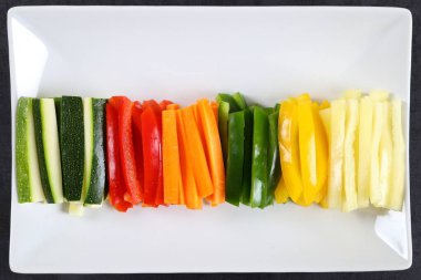 Tabakta şerit şeklinde kesilmiş taze sebzeler..