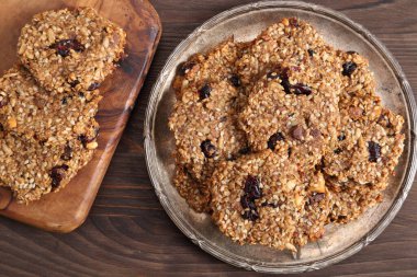 Muzlu yulaf kurabiyesi, susam, ayçiçeği ve kızılcık. Şekersiz lezzetli ve sağlıklı atıştırmalıklar..