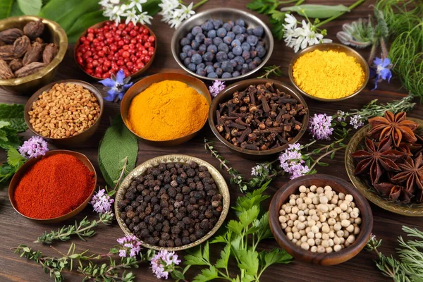 Kruiden Specerijen Metalen Kommen Voedsel Keuken Ingrediënten Kleurrijke Natuurlijke Additieven — Stockfoto