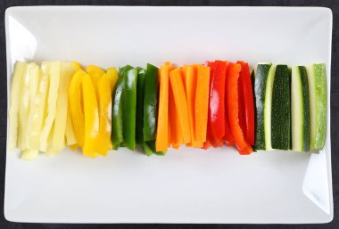 Tabakta şerit şeklinde kesilmiş taze sebzeler..
