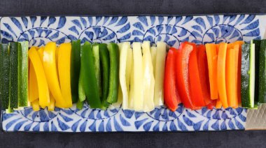 Tabakta şerit şeklinde kesilmiş taze sebzeler..