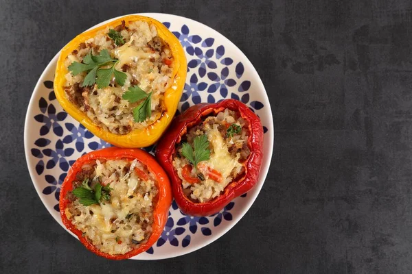 Peppar Fyllda Med Ris Med Kött Svamp Och Ost Ovanifrån — Stockfoto