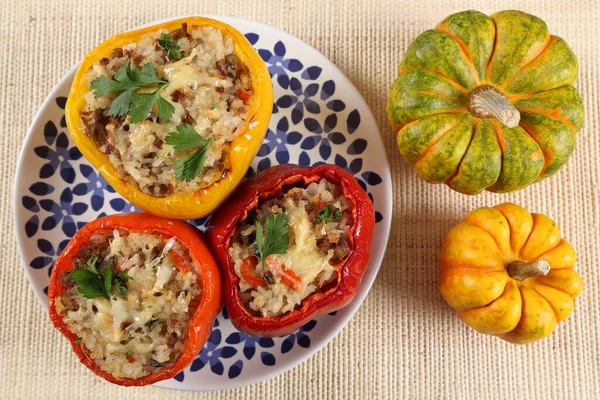 Pimientos Rellenos Arroz Con Carne Champiñones Queso Vista Superior — Foto de Stock