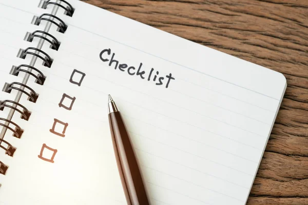 Checklista, att göra-lista, prioritera eller påminnelse för projektplan, — Stockfoto