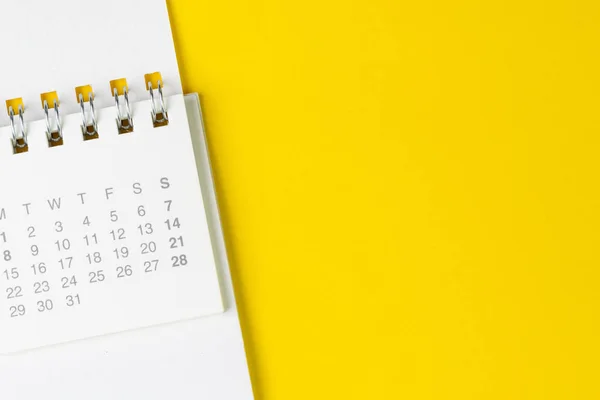 Fehér tiszta naptár szilárd sárga háttér másolási hely, — Stock Fotó